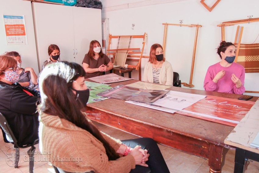 Emprendedores locales recibieron carteles promocionales para sus proye