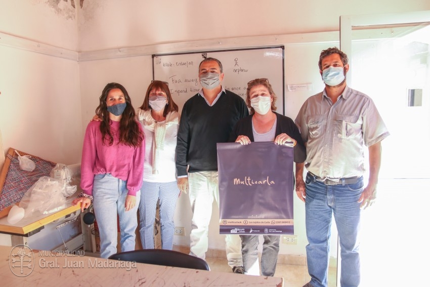 Emprendedores locales recibieron carteles promocionales para sus proye