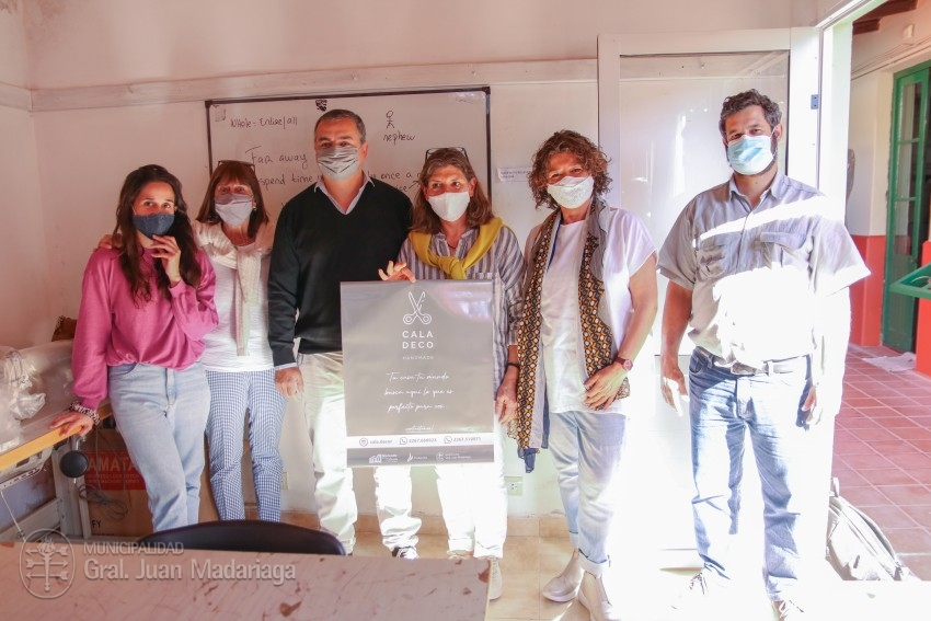 Emprendedores locales recibieron carteles promocionales para sus proye