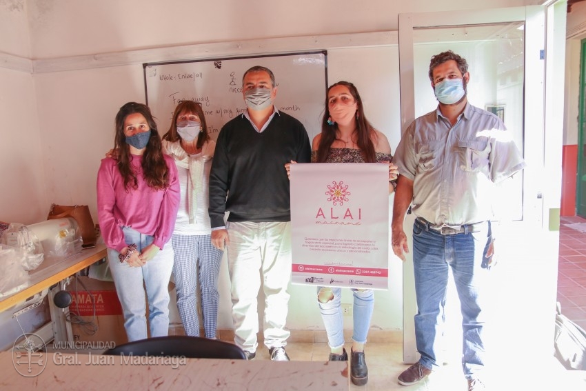 Emprendedores locales recibieron carteles promocionales para sus proye