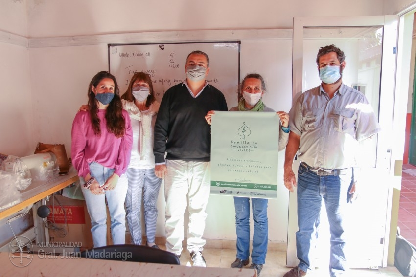 Emprendedores locales recibieron carteles promocionales para sus proye