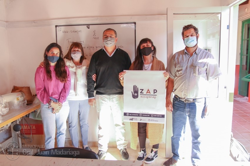 Emprendedores locales recibieron carteles promocionales para sus proye