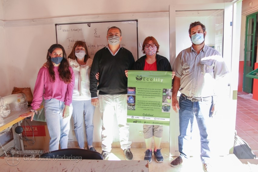 Emprendedores locales recibieron carteles promocionales para sus proye