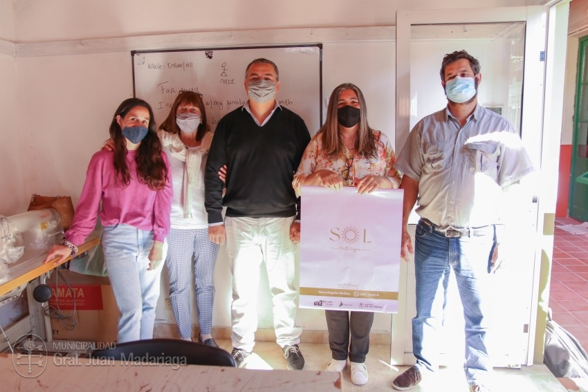 Emprendedores locales recibieron carteles promocionales para sus proye
