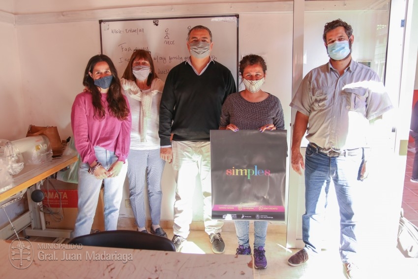 Emprendedores locales recibieron carteles promocionales para sus proye