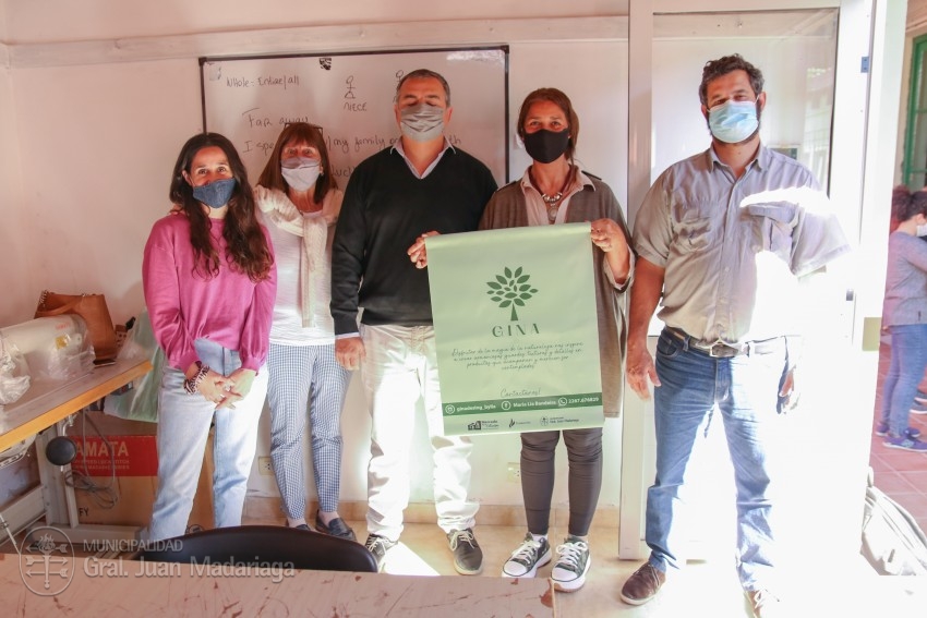 Emprendedores locales recibieron carteles promocionales para sus proye