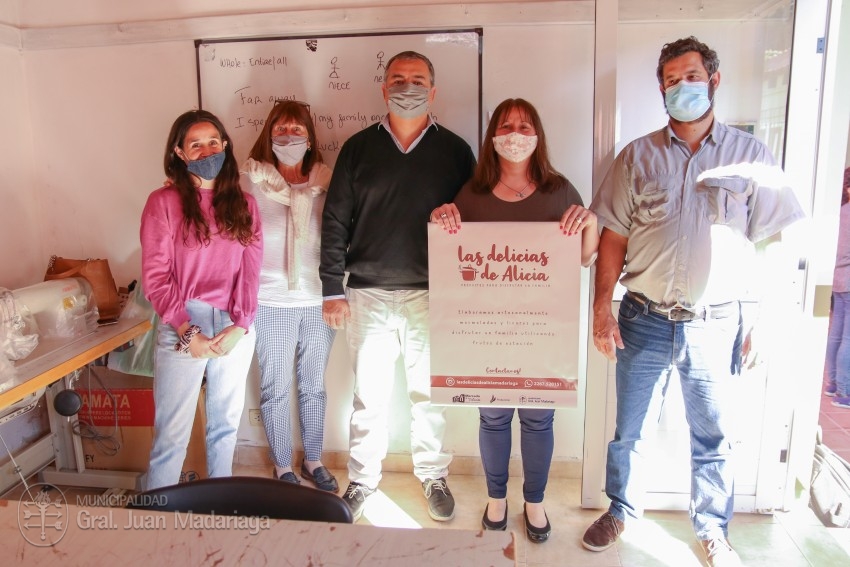 Emprendedores locales recibieron carteles promocionales para sus proye