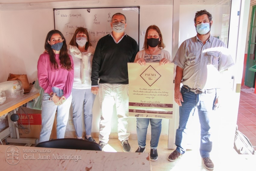 Emprendedores locales recibieron carteles promocionales para sus proye