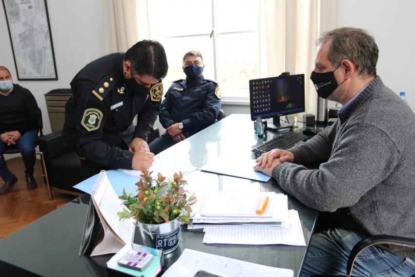 Santoro firm el permiso de uso para que la Comisara de la Mujer comi