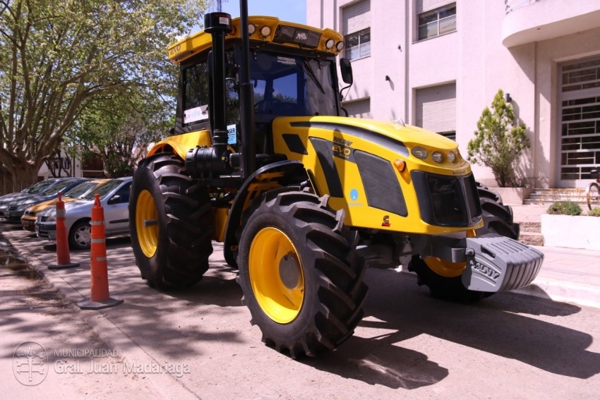 El municipio adquiri un nuevo tractor para el mantenimiento de los ca