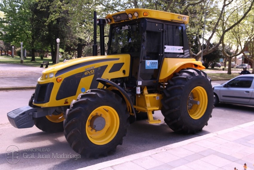 El municipio adquiri un nuevo tractor para el mantenimiento de los ca