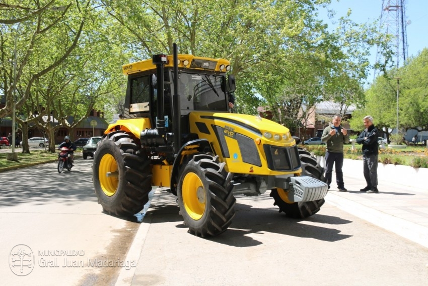 El municipio adquiri un nuevo tractor para el mantenimiento de los ca