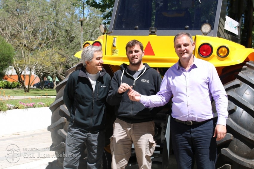 El municipio adquiri un nuevo tractor para el mantenimiento de los ca