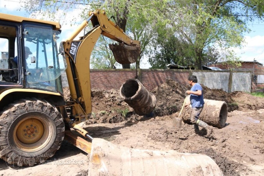 Realizan limpieza y recambio de tubos en el barrio Belgrano
