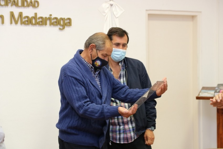 Otorgaron una placa por el aniversario N 70 del Club Juventud Unida