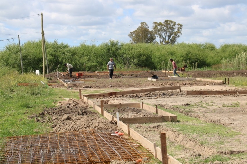 Avanzan los trabajos de ejecución de las 13 plateas del barrio El Ceib