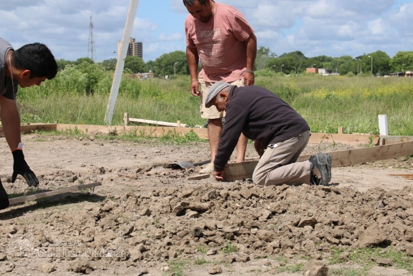 Avanzan los trabajos de ejecución de las 13 plateas del barrio El Ceib
