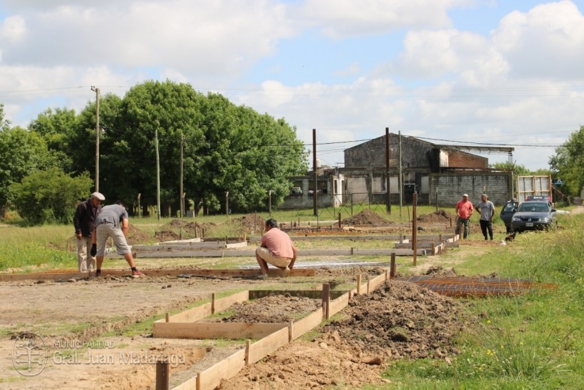 Avanzan los trabajos de ejecución de las 13 plateas del barrio El Ceib