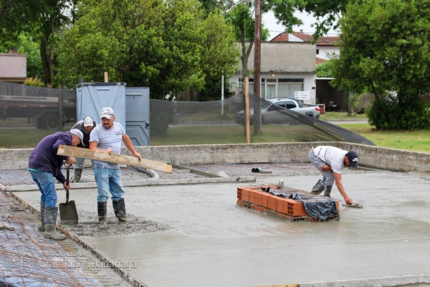 Comenzaron a hormigonar la pista central del skatepark