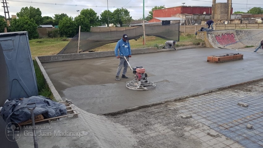 Comenzaron a hormigonar la pista central del skatepark