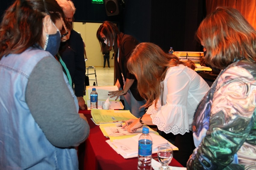 Con la presencia de la Directora de la Escribana General de Gobierno 