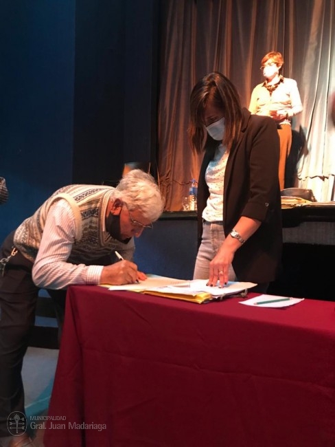 Con la presencia de la Directora de la Escribana General de Gobierno 