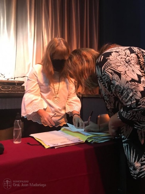 Con la presencia de la Directora de la Escribana General de Gobierno 