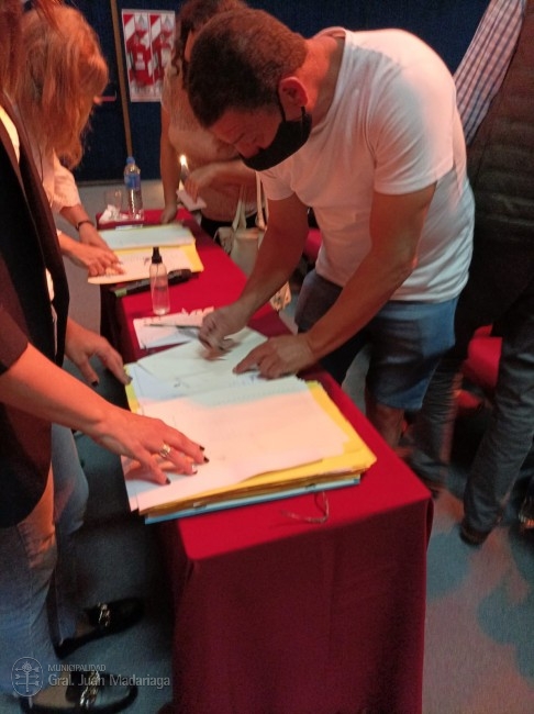 Con la presencia de la Directora de la Escribana General de Gobierno 