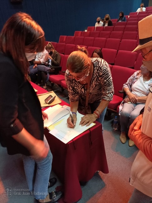 Con la presencia de la Directora de la Escribana General de Gobierno 