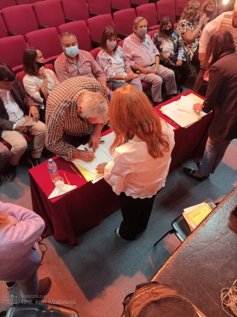 Con la presencia de la Directora de la Escribana General de Gobierno 