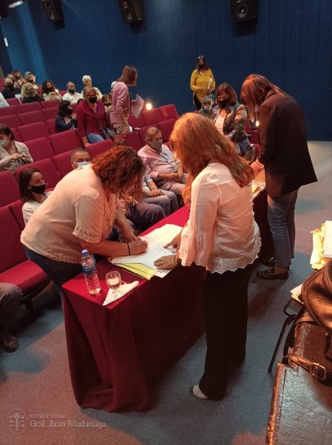 Con la presencia de la Directora de la Escribana General de Gobierno 