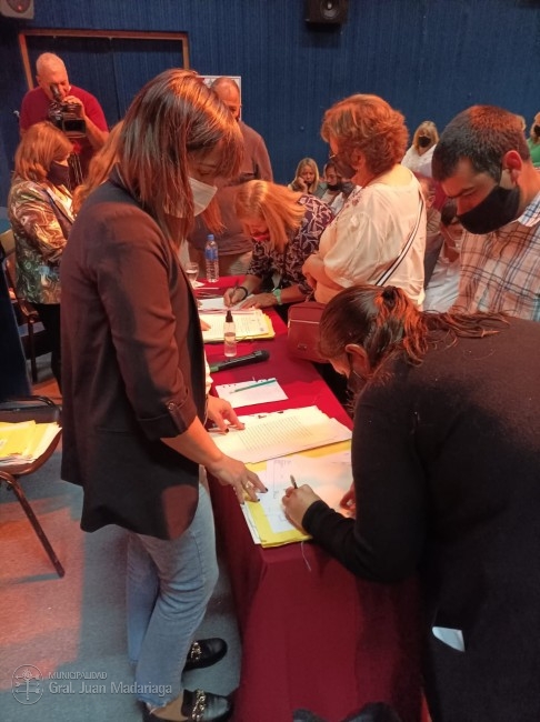 Con la presencia de la Directora de la Escribana General de Gobierno 