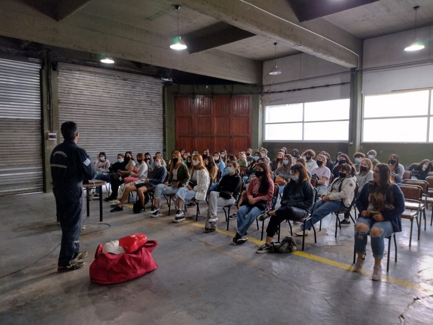 Ms de 90 jvenes culminaron el curso de camarero