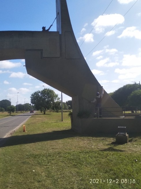 Personal municipal trabaja en la puesta en valor del arco de ingreso s