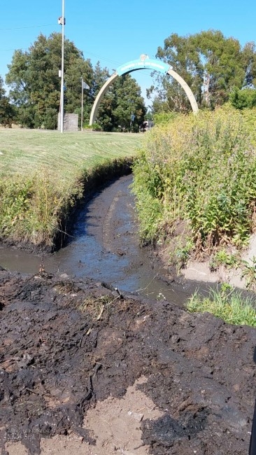 Contina la limpieza de los canales a cielo abierto