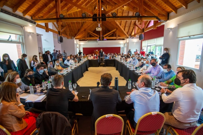 Santoro particip del encuentro de intendentes con Kicillof y aprovech