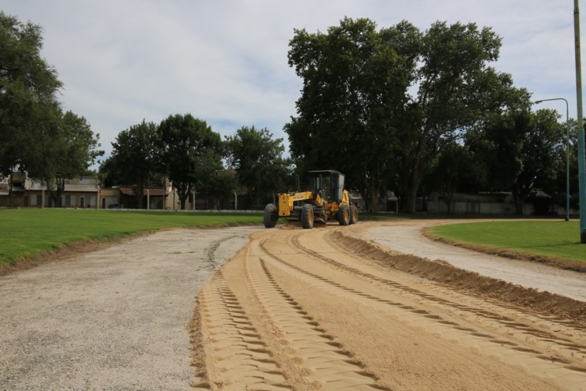 Volcaron 90 toneladas de polvo de piedra sobre la pista de atletismo