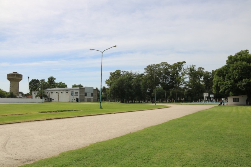 Volcaron 90 toneladas de polvo de piedra sobre la pista de atletismo