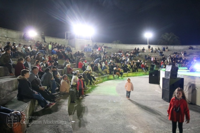 Folclore en los barrios tuvo su gran noche de cierre