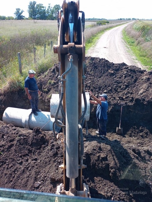 La CASER trabajó en la colocación de tubos de desagües en el Paraje Zo