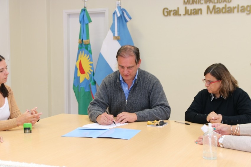 Firmaron el contrato con la empresa que asfaltar nuevas calles en el 