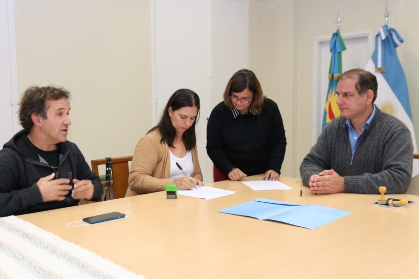 Firmaron el contrato con la empresa que asfaltará nuevas calles en el