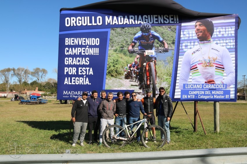 Descubrieron el cartel de ingreso que tiene como protagonista a Lucian