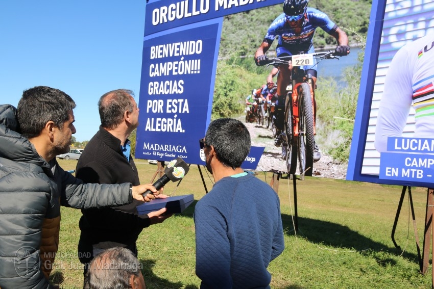 Descubrieron el cartel de ingreso que tiene como protagonista a Lucian