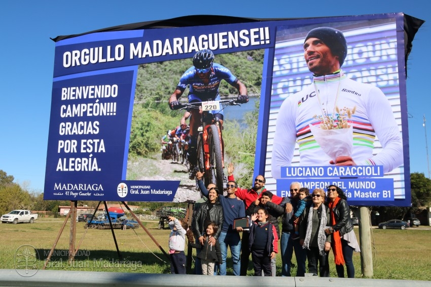 Descubrieron el cartel de ingreso que tiene como protagonista a Lucian