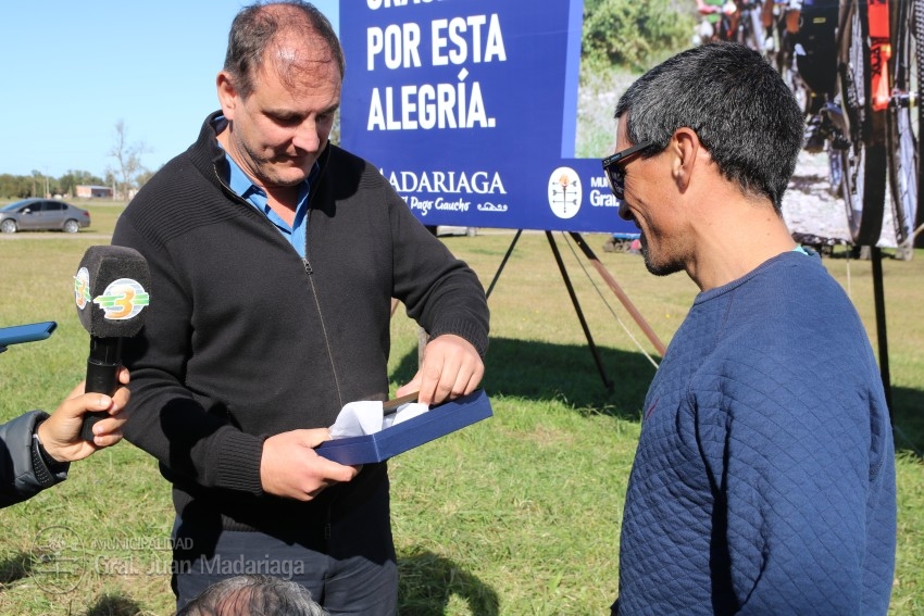 Descubrieron el cartel de ingreso que tiene como protagonista a Lucian