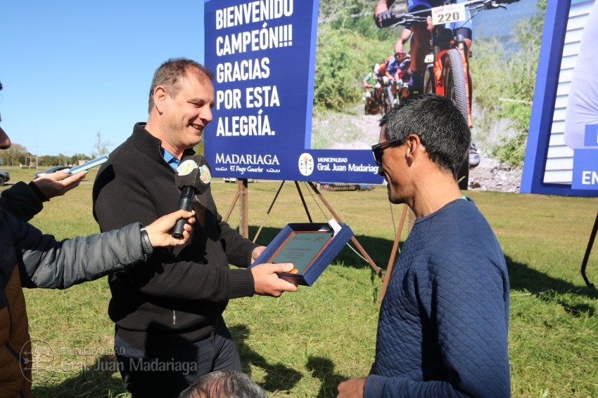 Descubrieron el cartel de ingreso que tiene como protagonista a Lucian