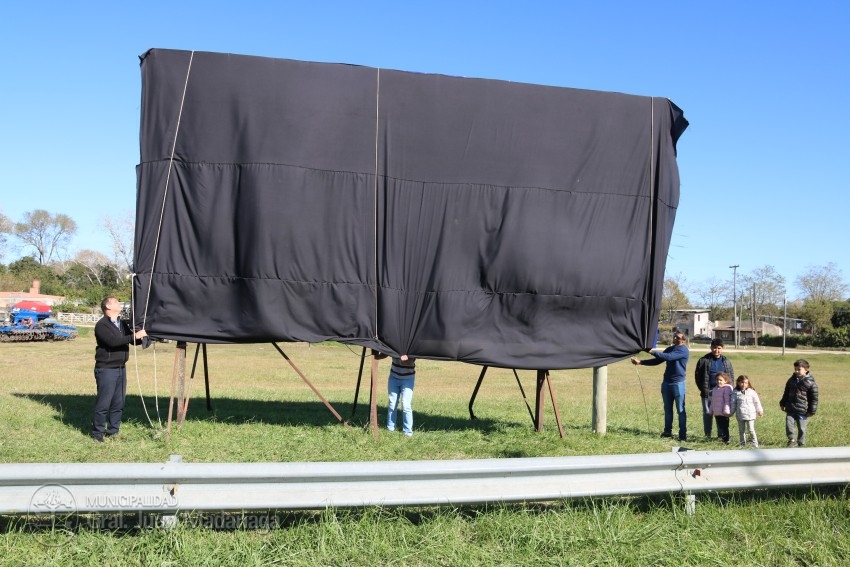 Descubrieron el cartel de ingreso que tiene como protagonista a Lucian