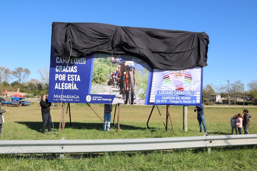 Descubrieron el cartel de ingreso que tiene como protagonista a Lucian