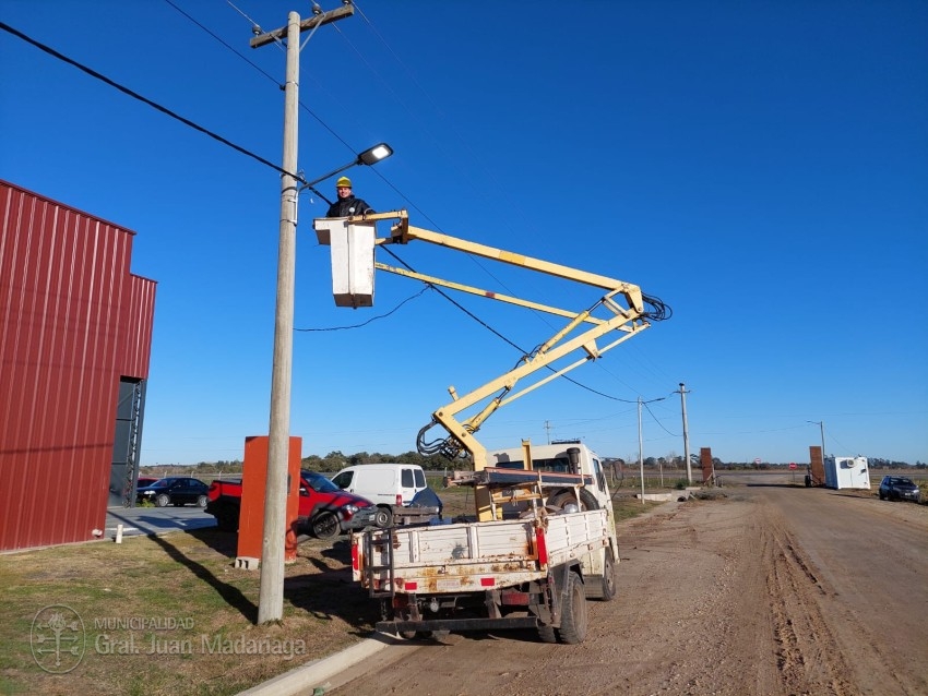 Quedó en funcionamiento el alumbrado público del Parque Industrial